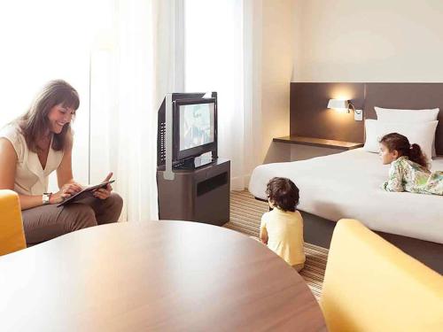 Suite Superior con cama doble, cama individual y sofá cama del hotel Novotel Suites Paris Montreuil Vincennes. Foto 6