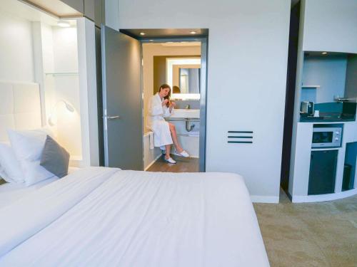 Suite Superior con cama doble, cama individual y sofá cama del hotel Novotel Suites Paris Montreuil Vincennes. Foto 13