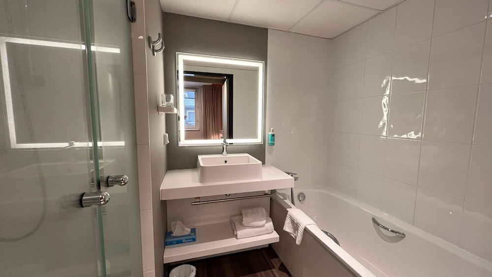 Suite superior con dormitorio, 1 cama doble y 1 sofá - cama doble del hotel Novotel Suites Clermont Ferrand Polydome. Foto 7