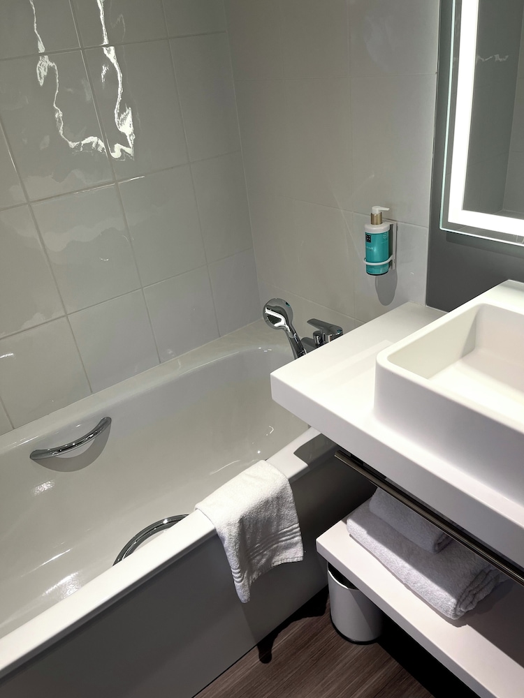 Suite superior con dormitorio, 1 cama doble y 1 sofá - cama doble del hotel Novotel Suites Clermont Ferrand Polydome. Foto 8