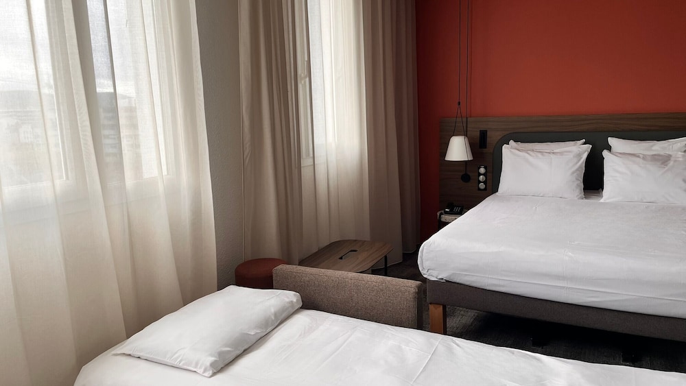 Suite superior con dormitorio, 1 cama doble y 2 sofá - camas individuales del hotel Novotel Suites Clermont Ferrand Polydome. Foto 4
