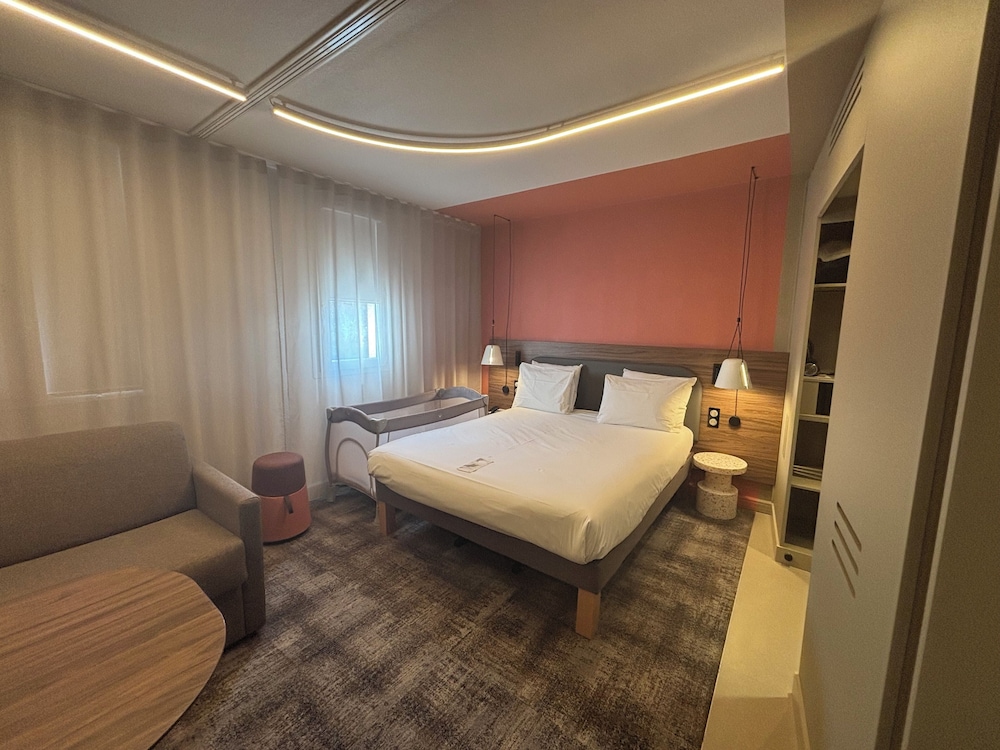 Suite superior con dormitorio, 1 cama doble y 2 sofá - camas individuales del hotel Novotel Suites Clermont Ferrand Polydome. Foto 6