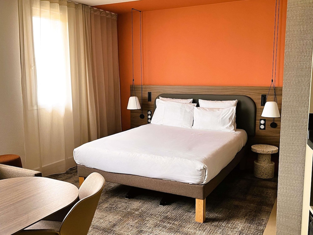 Suite superior con dormitorio, 1 cama doble y 1 sofá - cama doble del hotel Novotel Suites Clermont Ferrand Polydome. Foto 13