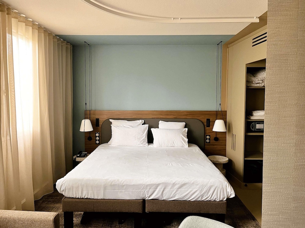 Suite superior con dormitorio, 1 cama doble y 1 sofá - cama doble del hotel Novotel Suites Clermont Ferrand Polydome. Foto 22
