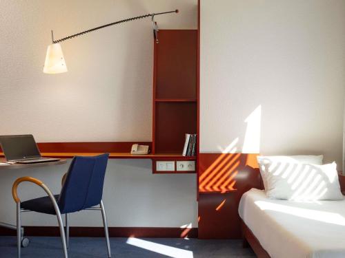 Suite Superior con cama grande y balcón del hotel Novotel Suites Marseille Centre Euromed. Foto 1