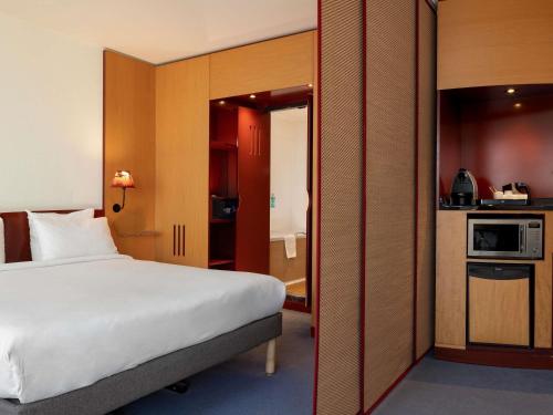 Suite Superior con cama grande y balcón del hotel Novotel Suites Marseille Centre Euromed. Foto 3