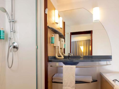 Suite Superior con cama grande y balcón del hotel Novotel Suites Marseille Centre Euromed. Foto 6