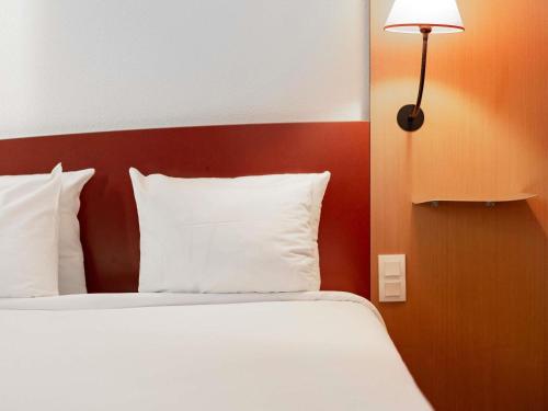 Suite Superior con cama grande y balcón del hotel Novotel Suites Marseille Centre Euromed. Foto 7