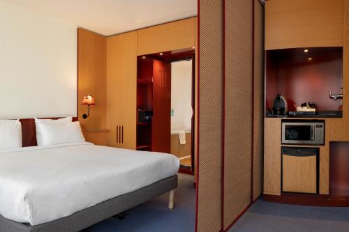 Suite Superior con cama grande y balcón del hotel Novotel Suites Marseille Centre Euromed. Foto 13