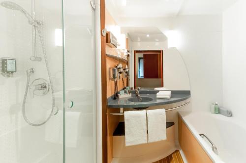Suite Executive con cama supletoria - Cama grande del hotel Novotel Suites Marseille Centre Euromed. Foto 6