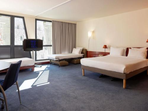 Suite Superior con cama doble y 2 camas individuales del hotel Novotel Suites Marseille Centre Euromed