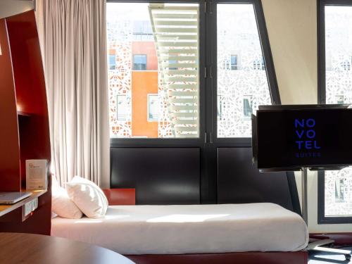 Suite Superior con cama doble y 2 camas individuales del hotel Novotel Suites Marseille Centre Euromed. Foto 1