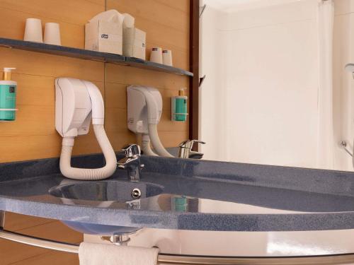 Suite Superior con cama doble y 2 camas individuales del hotel Novotel Suites Marseille Centre Euromed. Foto 3