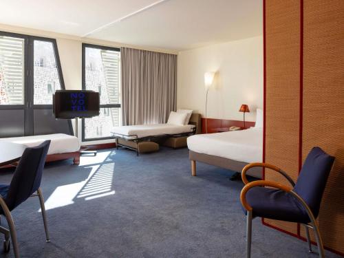 Suite Superior con cama doble y 2 camas individuales del hotel Novotel Suites Marseille Centre Euromed. Foto 10