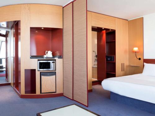 Suite Superior con cama doble y 2 camas individuales del hotel Novotel Suites Marseille Centre Euromed. Foto 11