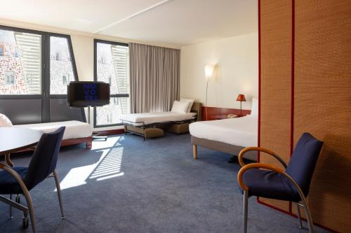 Suite Superior con cama doble y 2 camas individuales del hotel Novotel Suites Marseille Centre Euromed. Foto 15