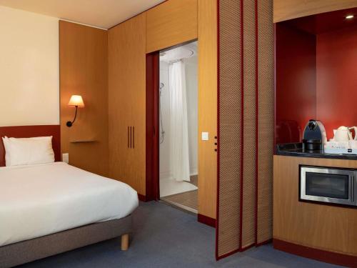 Suite Superior (1 cama doble y 1 cama individual) del hotel Novotel Suites Marseille Centre Euromed