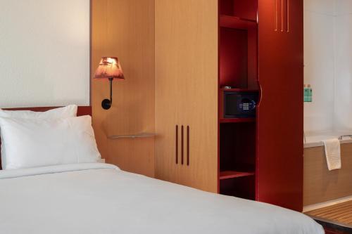 Suite Executive con cama supletoria - Cama grande del hotel Novotel Suites Marseille Centre Euromed. Foto 11