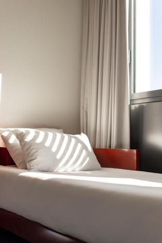 Suite Superior con cama doble y 2 camas individuales del hotel Novotel Suites Marseille Centre Euromed. Foto 16
