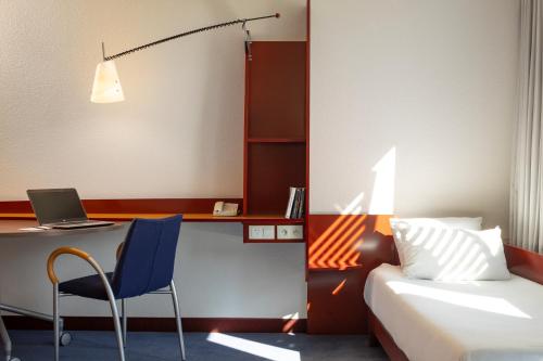 Suite Superior con cama doble y 2 camas individuales del hotel Novotel Suites Marseille Centre Euromed. Foto 17