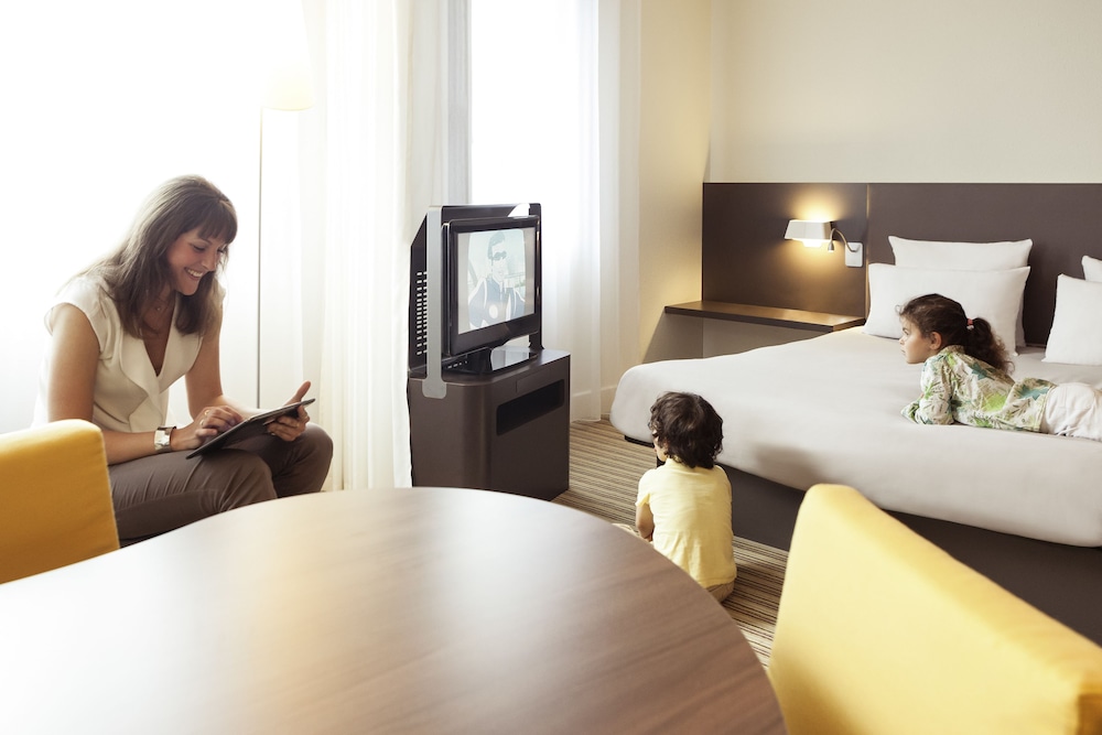 Suite de categoría superior con una cama doble, una cama individual y sofá cama individual del hotel Novotel Suites Gare Lille Europe. Foto 10