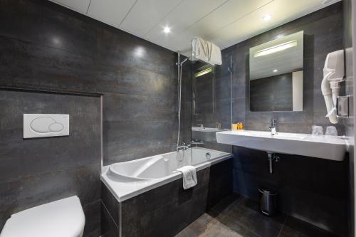 Habitación Triple con bañera del hotel 15 Montparnasse. Foto 2