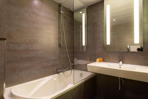 Habitación Triple con bañera del hotel 15 Montparnasse. Foto 10