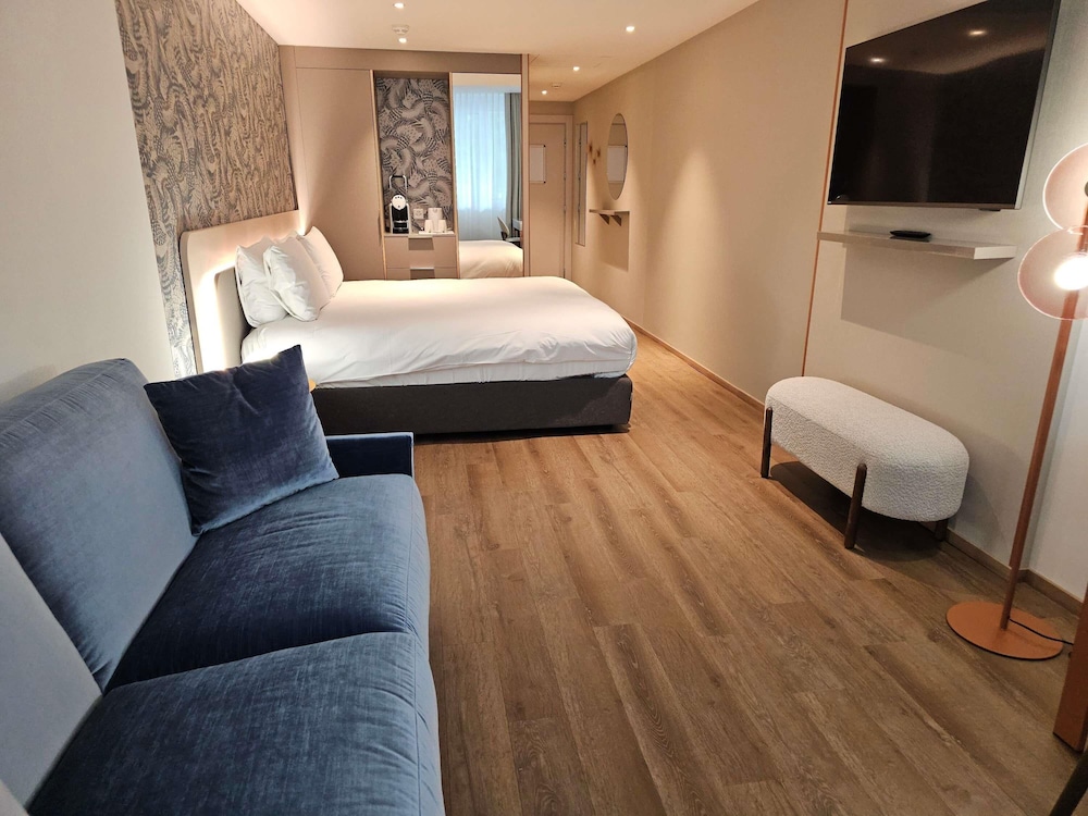 Habitación Standard con 1 cama doble y 1 sofá cama del hotel Adagio Geneve Mont Blanc. Foto 1