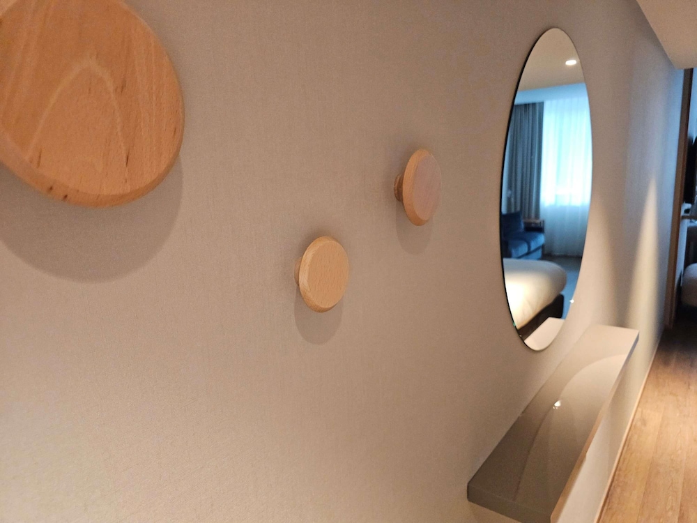 Habitación Standard con 1 cama doble y 1 sofá cama del hotel Adagio Geneve Mont Blanc. Foto 4