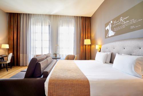 Habitación Doble con cama supletoria del hotel Eurostars Patios De Córdoba. Foto 1
