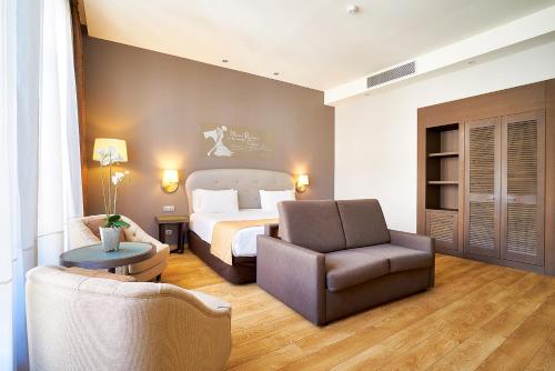 Habitación Doble con cama supletoria del hotel Eurostars Patios De Córdoba. Foto 2
