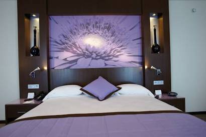 Habitación Deluxe con cama extragrande del hotel Riu Plaza Panamá