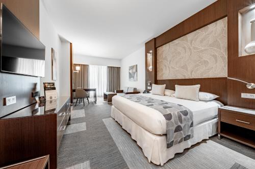 Habitación Executive con cama extragrande del hotel Riu Plaza Panamá. Foto 3
