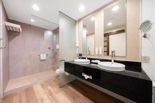Habitación Familiar Deluxe - 2 camas individuales del hotel Riu Plaza Panamá. Foto 4
