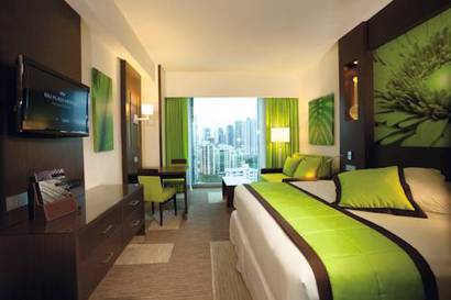 Habitación Executive con cama extragrande del hotel Riu Plaza Panamá. Foto 5