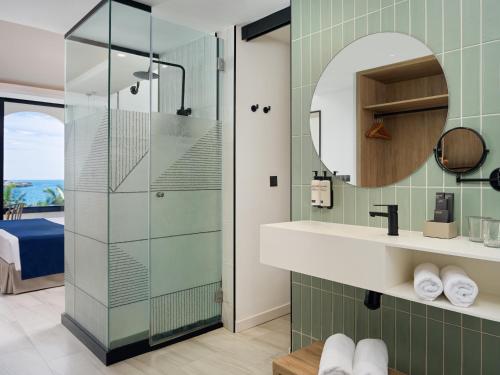 Suite Junior Superior con vistas al mar del hotel H10 Costa Mogán. Foto 10