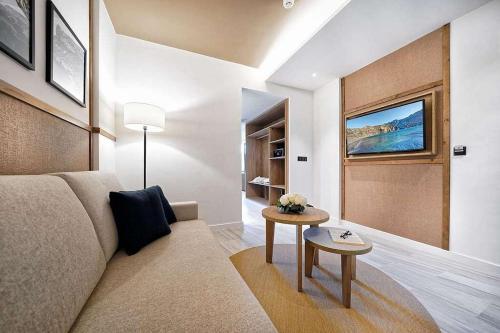 Suite Junior Superior con vistas al mar del hotel H10 Costa Mogán. Foto 6