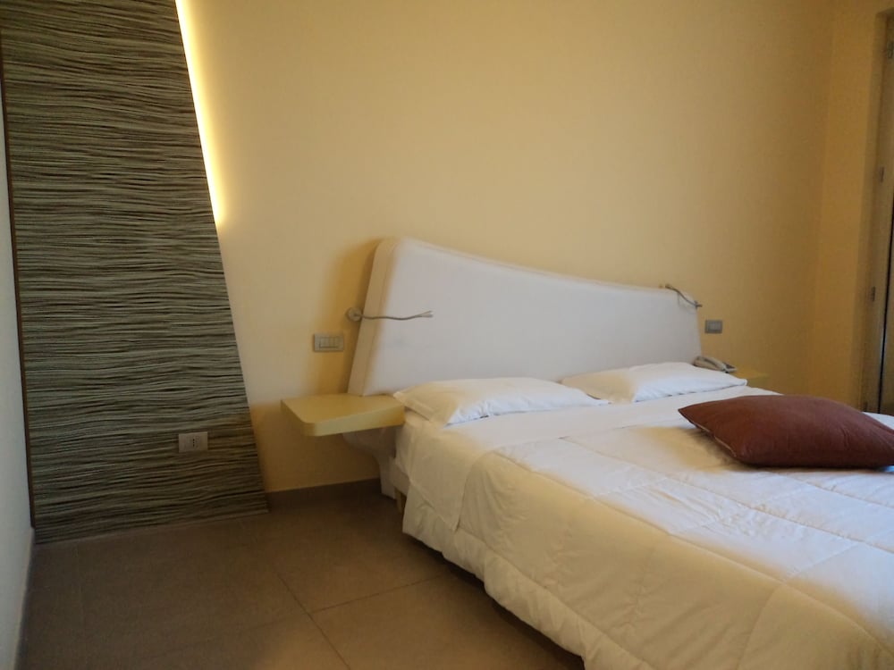 Habitación Superior con 1 cama king size, zona de jardín del hotel Ibis Styles Catania Acireale. Foto 1