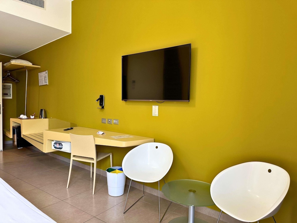 Habitación Superior ecológica con 1 cama king size. Zona de jardín del hotel Ibis Styles Catania Acireale. Foto 2