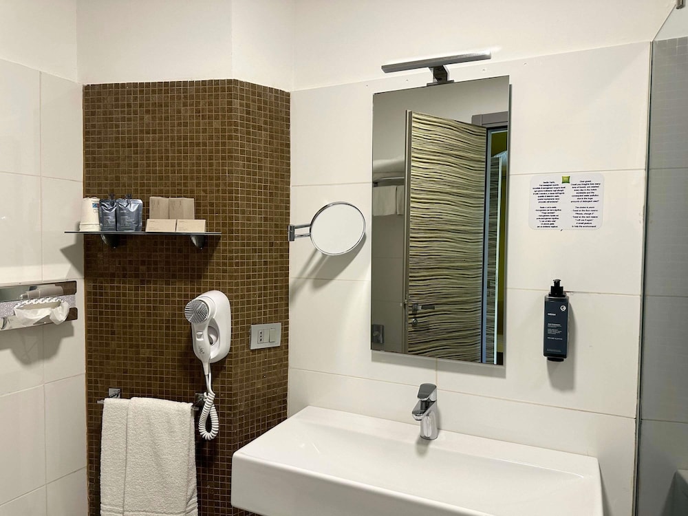 Habitación Superior ecológica con 1 cama king size. Zona de jardín del hotel Ibis Styles Catania Acireale. Foto 3