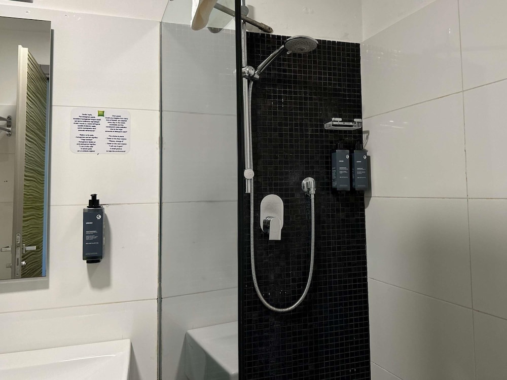 Habitación Superior ecológica con 1 cama king size. Zona de jardín del hotel Ibis Styles Catania Acireale. Foto 4