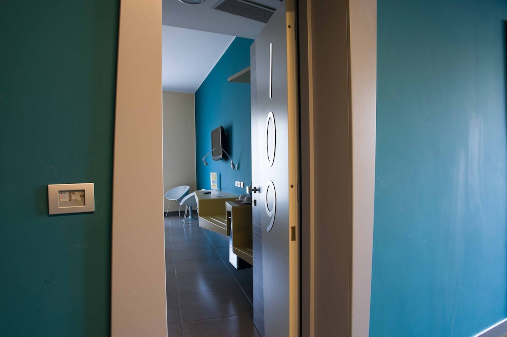 Habitación superior con 2 camas individuales del hotel Ibis Styles Catania Acireale. Foto 1