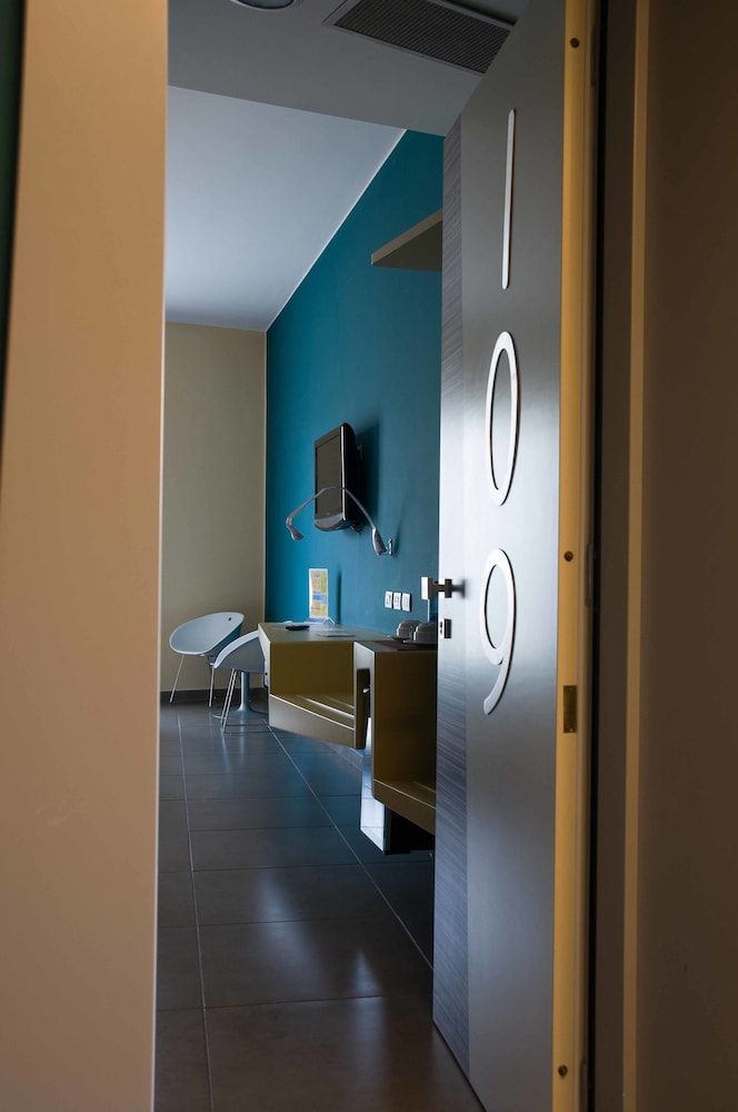 Habitación superior con 2 camas individuales del hotel Ibis Styles Catania Acireale. Foto 2