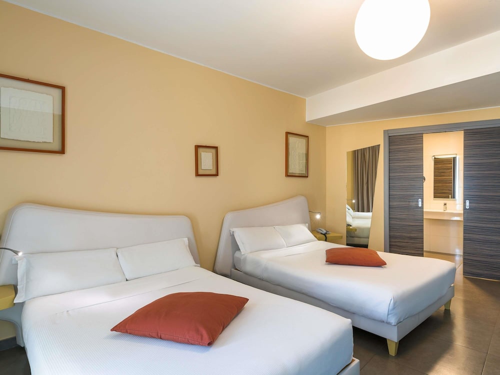 Habitación superior con 2 camas individuales del hotel Ibis Styles Catania Acireale. Foto 3