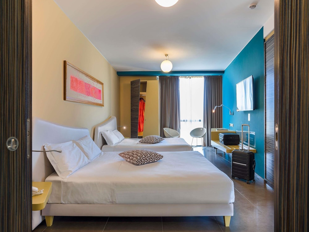 Suite Deluxe con 2 camas dobles del hotel Ibis Styles Catania Acireale