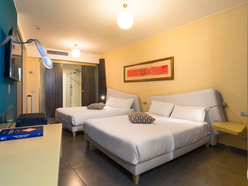 Suite Deluxe con 2 camas dobles del hotel Ibis Styles Catania Acireale. Foto 1
