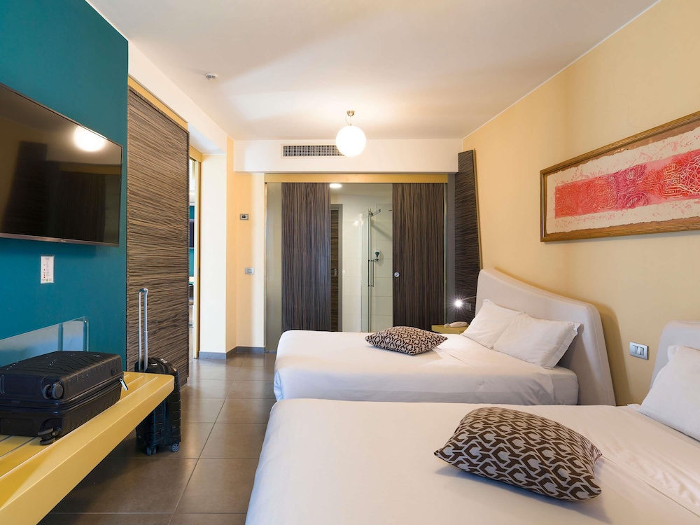 Suite Deluxe con 2 camas dobles del hotel Ibis Styles Catania Acireale. Foto 2