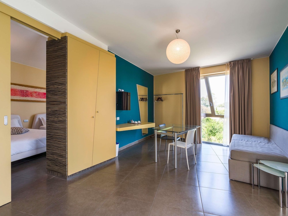 Suite Deluxe con 2 camas dobles del hotel Ibis Styles Catania Acireale. Foto 8
