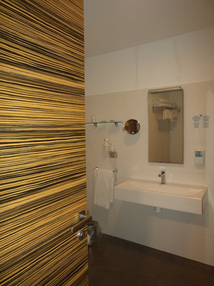 Suite Deluxe con 2 camas dobles del hotel Ibis Styles Catania Acireale. Foto 9