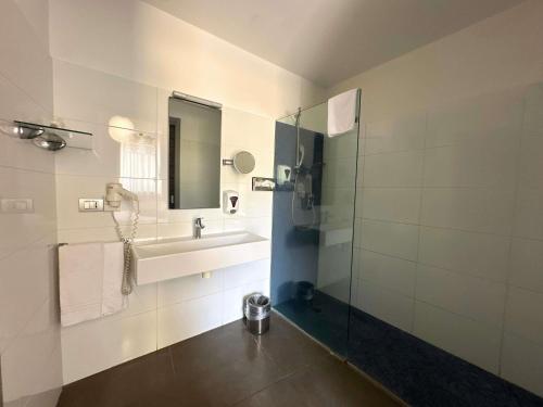 Habitación Clásica con cama grande y vistas a la montaña del hotel Ibis Styles Catania Acireale. Foto 4